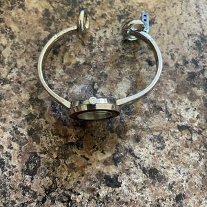 Gucci Watch in good condition new battery. Slight scratches on band.